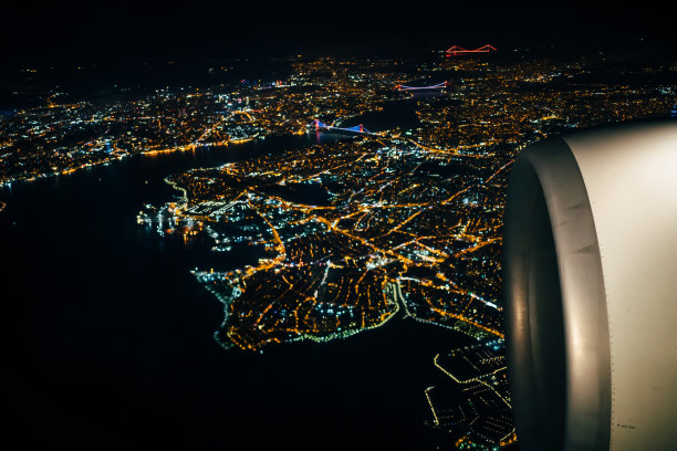 从飞机上俯瞰伊斯坦布尔的夜景图片下载