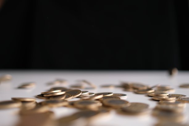 商人在堆放硬币图片下载