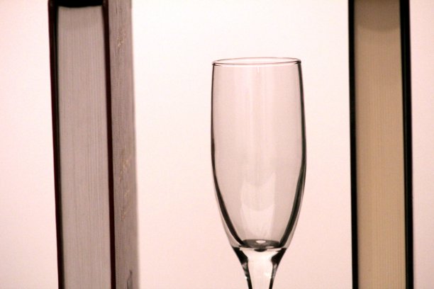 书籍和香槟酒杯图片下载