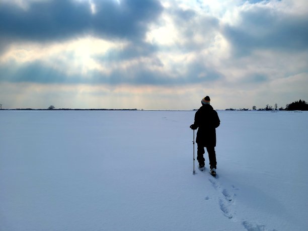 穿着雪靴和雪杖徒步旅行的人图片下载