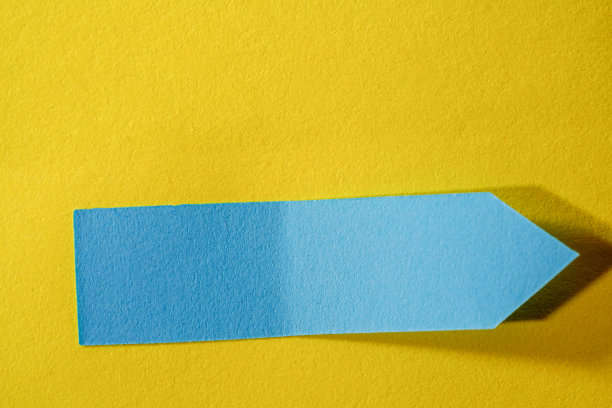 纸路标作为提醒，在工作室用闪光灯拍照图片下载