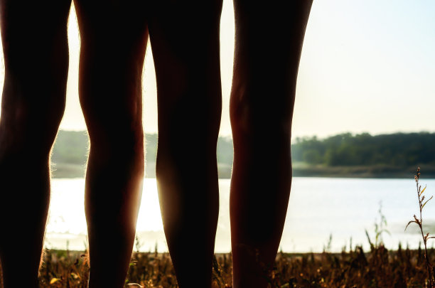男人和女人的腿上没有衣服的河岸图片下载