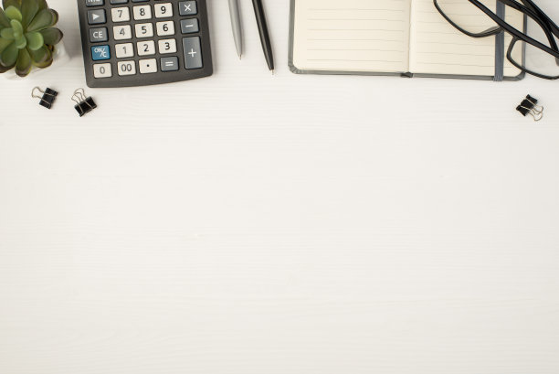 顶视图照片的商业工作场所与眼镜，装订笔，计划工厂和计算器在孤立的白色背景与copyspace图片下载