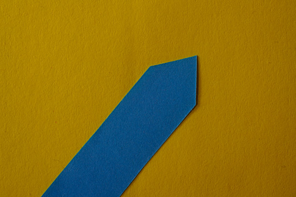 纸路标作为提醒，在工作室用闪光灯拍照图片下载