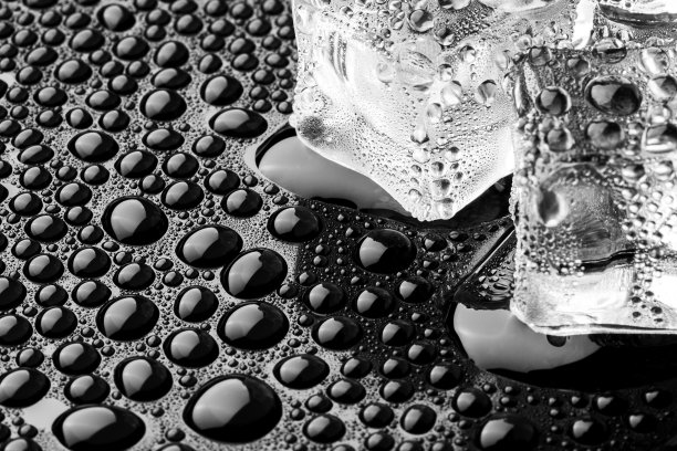 立方体冰在黑暗的背景图片下载