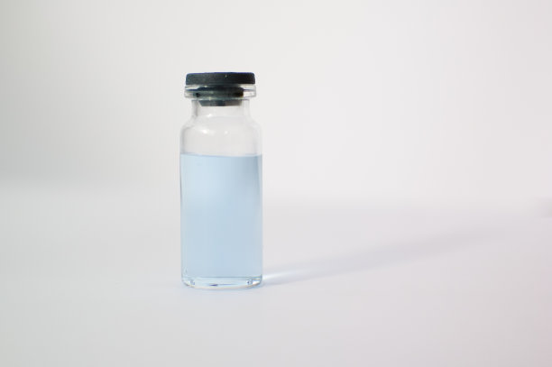 注射用医用安瓿，在白色背景上分离。药物和疾病治疗，药理学和科学概念。图片下载