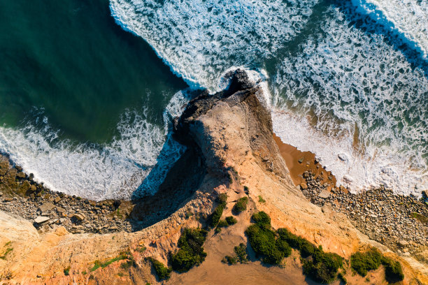 无人机拍摄的美丽的大西洋海岸线和悬崖在Praia de Ribeira d'Ilhas在埃里希拉，葡萄牙图片下载