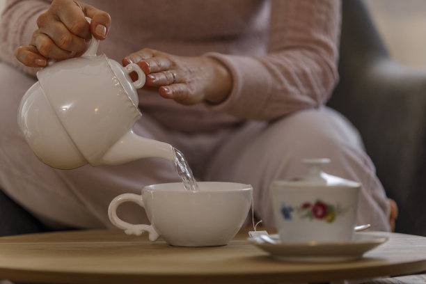 给自己倒了杯茶图片下载