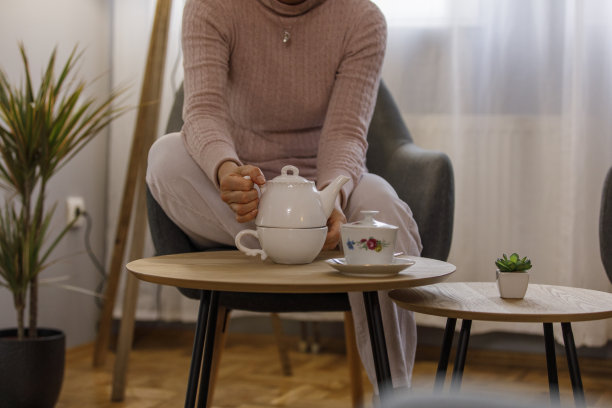 正面的女人即将享受一杯茶图片下载
