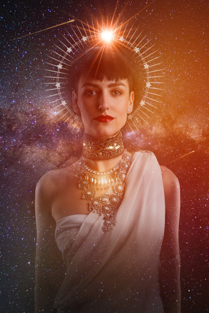 有着光环和乳白色背景的美丽女人图片下载