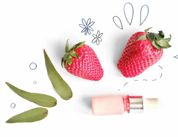 天然有机草莓面霜。提亮滋养肌肤。天然化妆品的组件。前视图。平躺图片下载