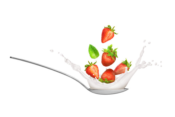 用勺子舀草莓和牛奶，背景是白色图片下载