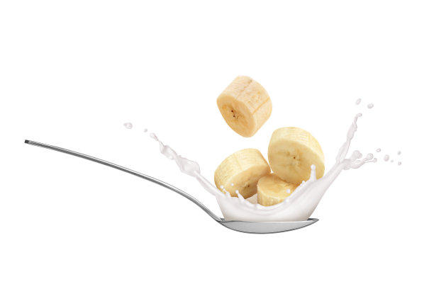 白色背景上用勺子舀着牛奶的香蕉片图片下载