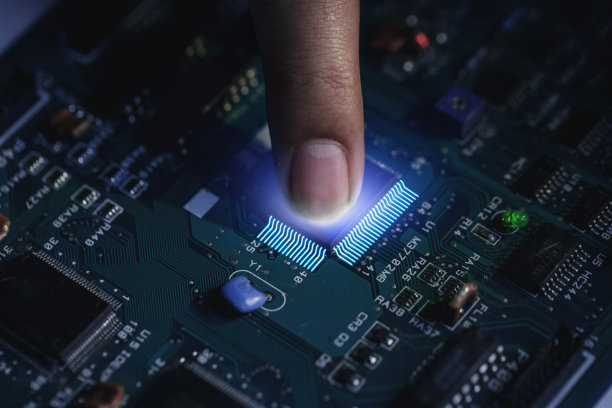 你的手指碰到了一个电子电路上的微芯片。数字通信信息和技术的概念处理器涉及工程和科学图片下载