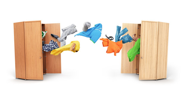 捐赠的概念。在白色的背景下，衣服从一个衣橱飞到另一个衣橱。3 d演示。图片下载