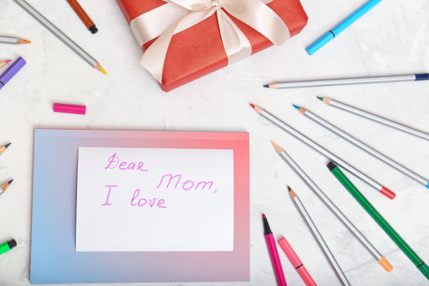 给妈妈的贺卡。来自孩子的祝贺。图片下载