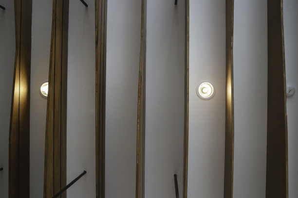 舒适的共同工作空间内部与木制图片下载