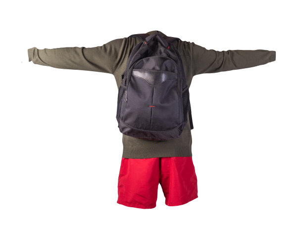 背包，短裤，夏季夹克孤立在白色背景。图片下载