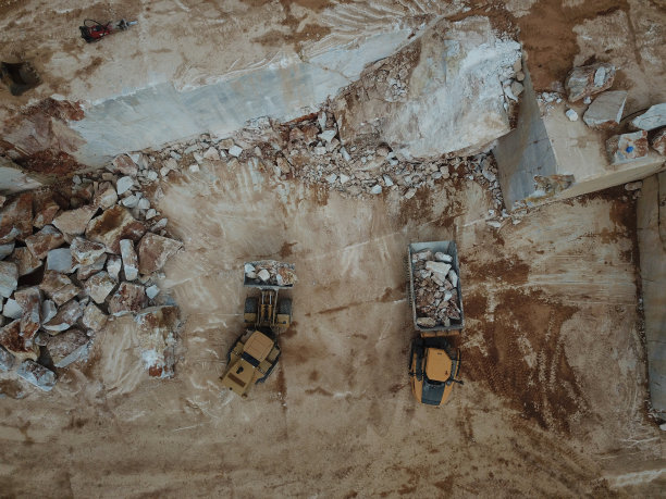 从上面俯瞰大理石采石场的重型机械图片下载