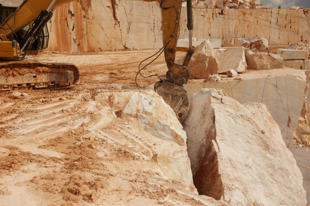 大理石采石场的重型机械图片下载