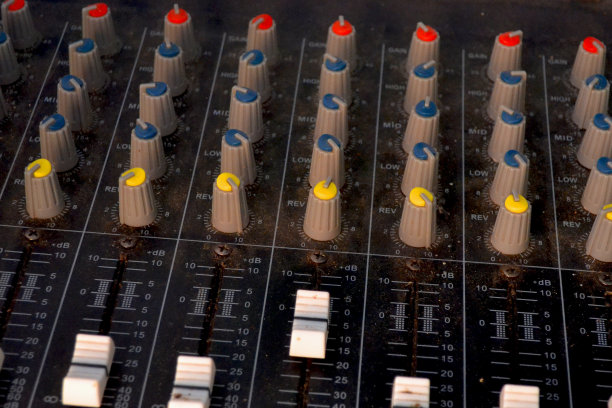 一个旧的积满灰尘的混音器图片下载