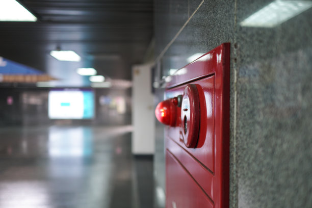 现代建筑中消防设备的特写。消防栓在照片的右侧。图片下载