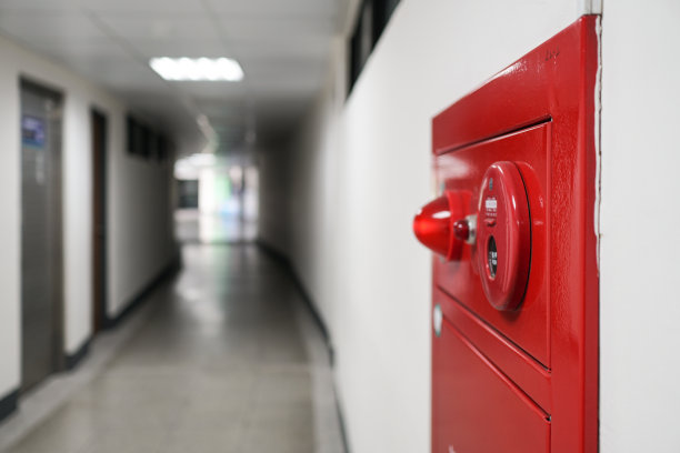 现代建筑中消防设备的特写。消防栓在照片的右侧。拍摄地点在一条长长的走廊里。图片下载