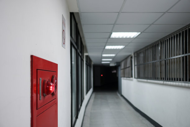 现代建筑中消防设备的特写。消防栓在照片的左边。拍摄地点在一条长长的走廊里。图片下载