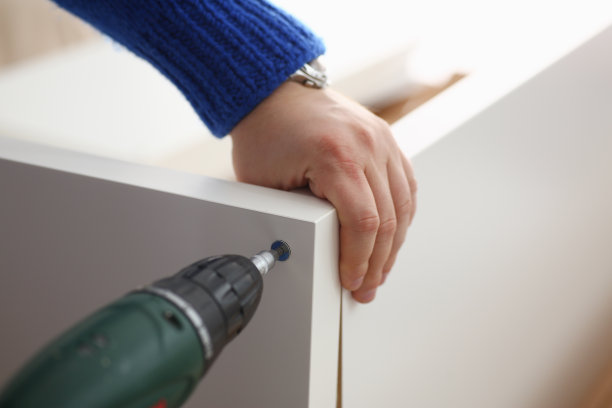 熟练的木工在工作中使用钻头图片下载