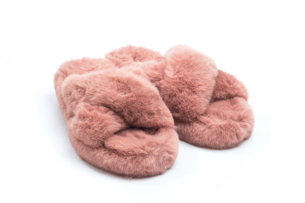 粉色毛茸茸的家妇女拖鞋供应孤立在白色的背景-图像图片下载