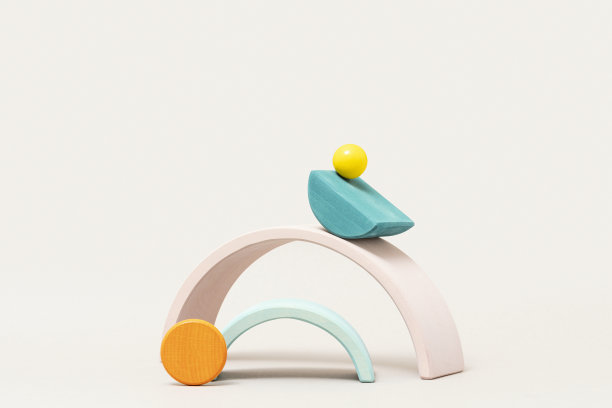 木制的几何玩具在白色的背景图片下载