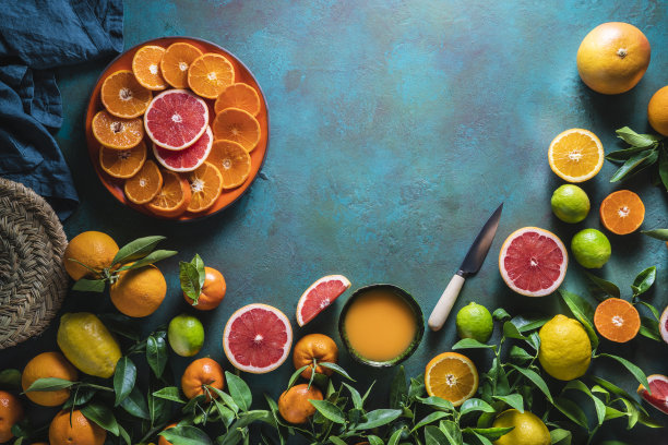 柑橘类水果排列以橘子，柠檬，橘子和柚子叶图片下载