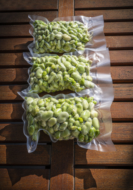 蚕豆和利马豆在真空密封塑料袋中剥皮准备冷冻图片下载