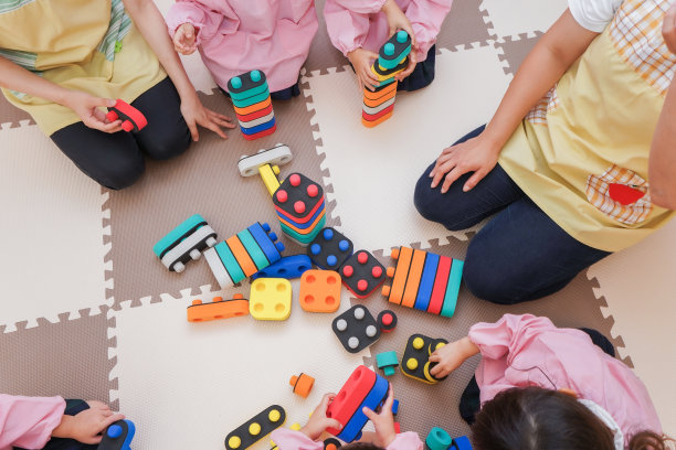 在幼儿园玩耍的孩子们图片下载