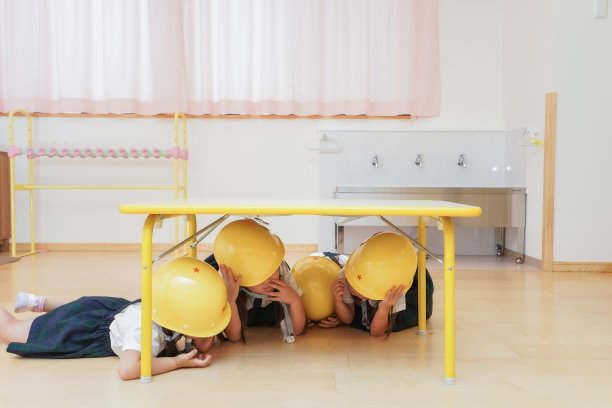 孩子们戴着头盔的形象图片下载