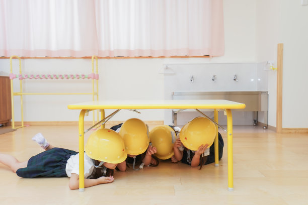 孩子们戴着头盔的形象图片下载