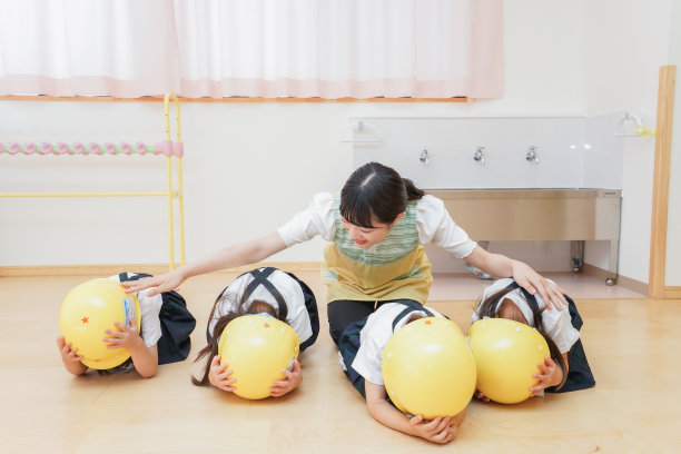 孩子们戴着头盔的形象图片下载