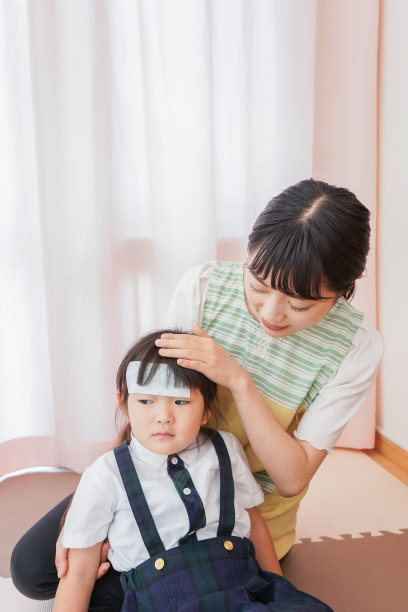 在幼儿园感冒的女孩图片下载