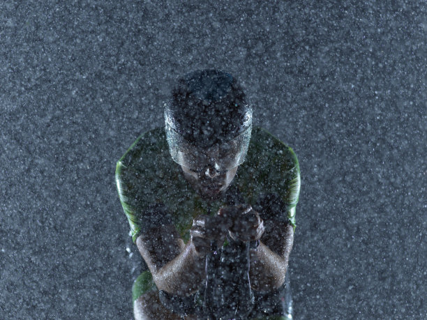 铁人三项运动员在雨夜骑自行车图片下载