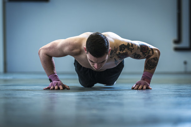 男性在健身房练习俯卧撑图片下载
