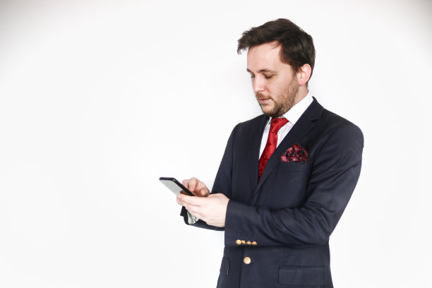 可靠的西装商人在他的电话上开会图片下载