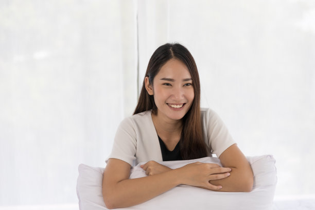 快乐的亚洲年轻女性图片下载