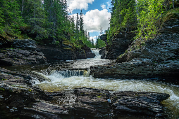 瑞典北部的小溪，冲过被侵蚀的板岩图片下载