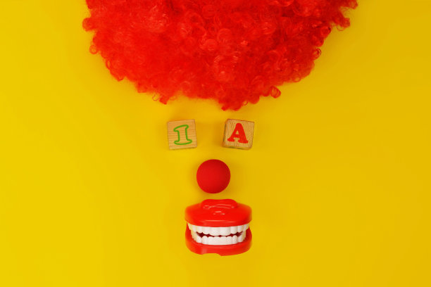 愚人节，日历日期是4月1日。小丑鼻子，眼镜，下巴，木头字母。这很有趣。图片下载