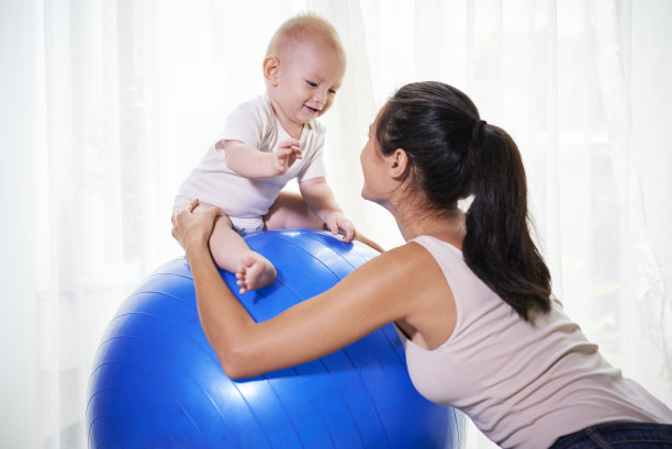 和小孩玩的女人图片下载