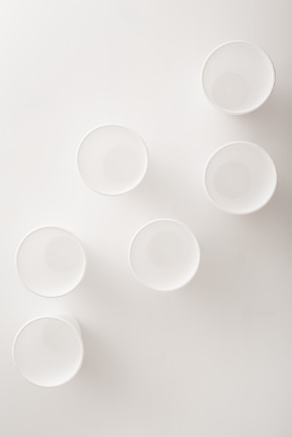 白色一次性聚苯乙烯泡沫杯，白色背景，文本复制空间。平的。户外休闲用一次性餐具。图片下载