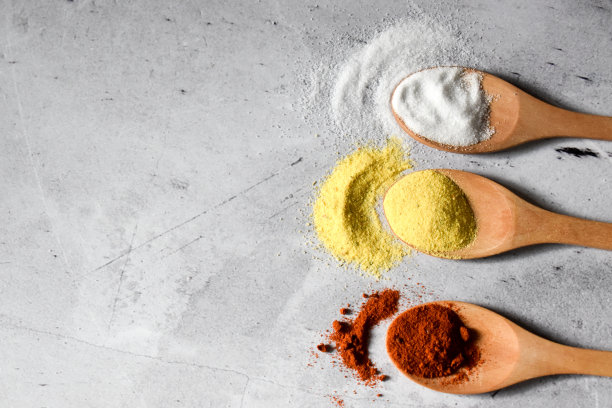 灰色的桌子上，木勺里装着香料图片下载