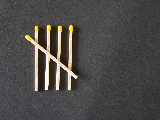 数字“五”代表一个计数标记，第五个标记对角线交叉，形成一个“五杠门”。在黑色的背景下使用黄色的头来搭配图片下载