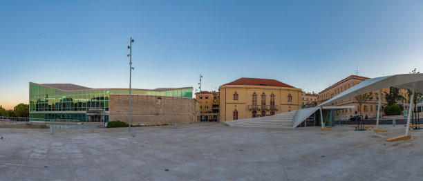 克罗地亚西贝尼克的Juraj Sizgoric城市图书馆的日出视图图片下载