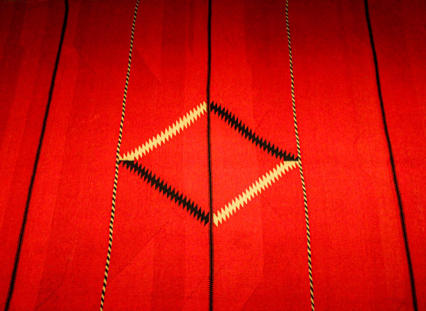 古董美国土著刺绣织物taspastry红色和金色和黑色的角度看-背景图片下载